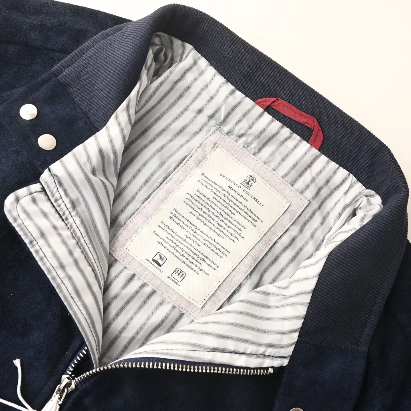 AP (higher version), Navy Blue BCClassic suede stand-collar jacket is made of high-definition suede fabric, with a delicate and soft touch and a matte high-end texture. The stand-up collar has a metal snap button design that modifies the neck line and is windproof and neat; two-way zipper closure, striped lining inside, and exquisite details. The delicate small embroidered logo on the chest is low-key and unobtrusive; the elasticated cuffs + hem retain a relaxed, dropped shoulder style that is not flattering on your figure. The Retro short bomber version is suitable for daily commuting and light outdoor use in the city. It is a great layering item for spring and autumn, and makes gentlemen feel more relaxed. Khaki Retro, Cream White are clean, and Navy Blue is calm. They can be worn casually with jeans and casual pants. They are very stylish for daily commuting/weekend travel. They are the natural jackets for boys to wear in autumn. Available in Khaki/Cream White/Navy Blue. Size: 48-54